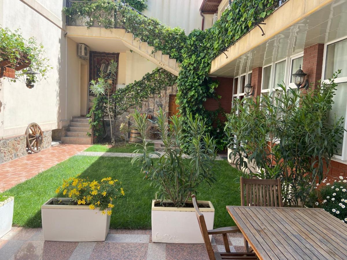 East Legend Hotel Baku Bagian luar foto