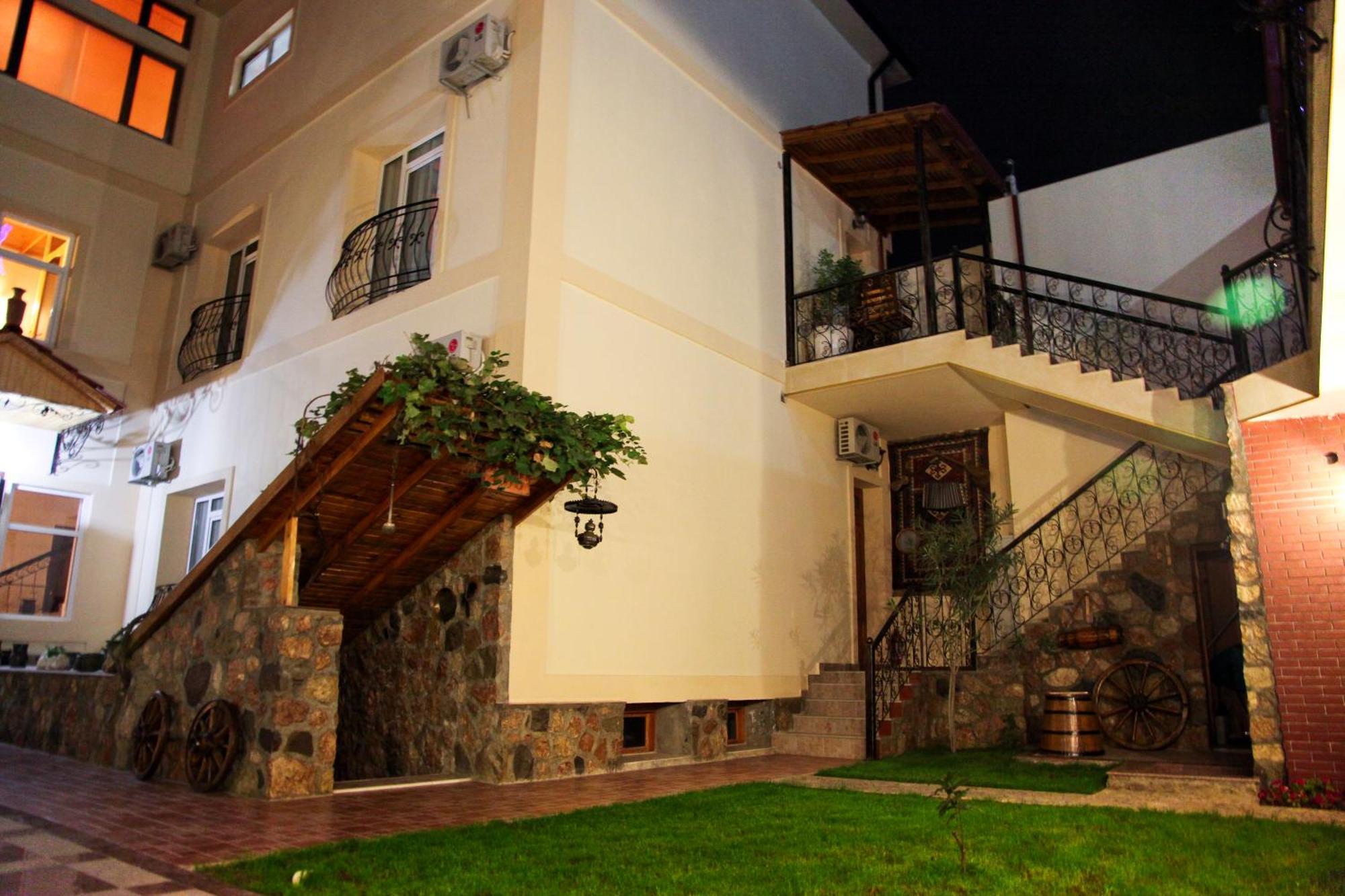 East Legend Hotel Baku Bagian luar foto